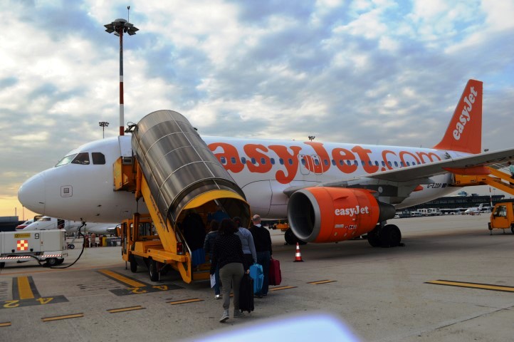 EasyJet Verona to Gatwick, EasyJet Verona to Gatwick, airline, airline review, Easyjet review, flying with toddlers, travel with twins, flying with toddler twins, 