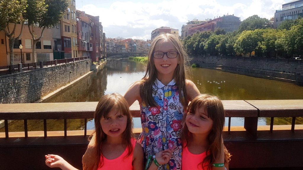 River Onyar Girona, brightly coloured houses in Girona, overlooking the river in Girona, girona with children, visiting girona with kids, costa brava, family travel, family days out in spain