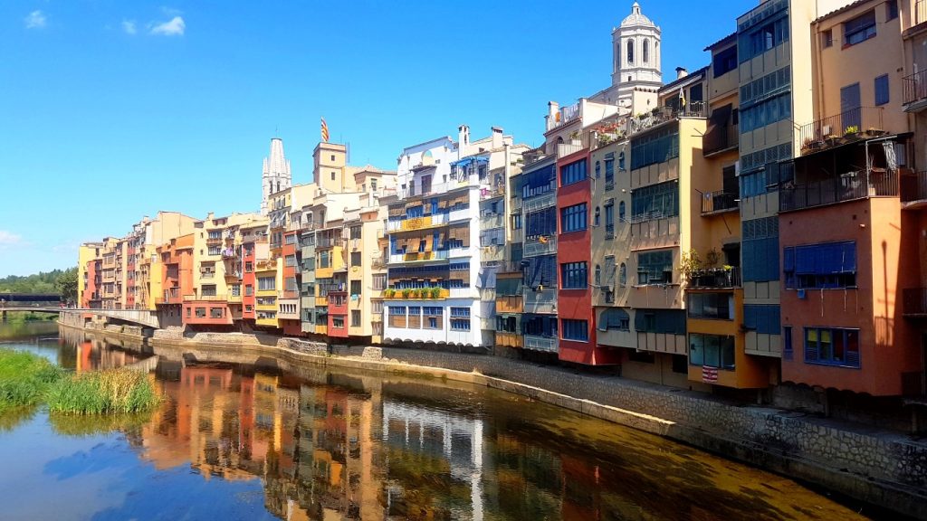 River Onyar Girona, brightly coloured houses in Girona, overlooking the river in Girona, girona with children, visiting girona with kids, costa brava, family travel, family days out in spain