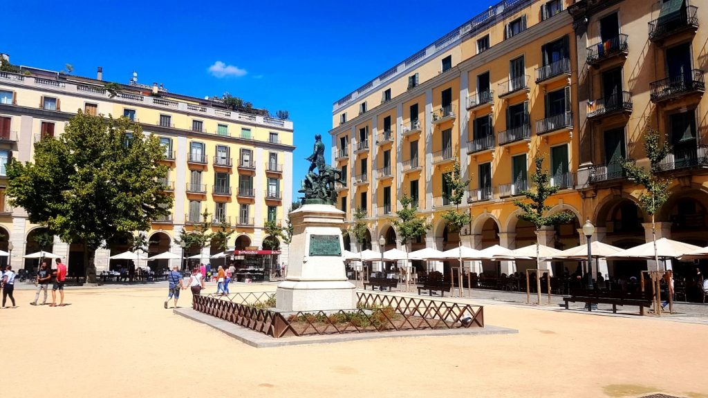 Independence Square Girona, where to find restaurants in girona, family friendly restaurants in girona, food in girona, where to eat in girona, girona with children, visiting girona with kids, costa brava, family travel, family days out in spain